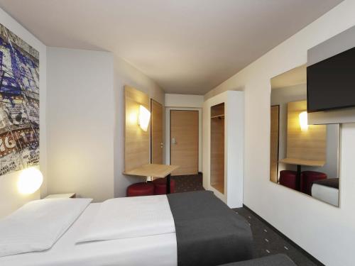 Habitación Doble Estándar - 2 camas del hotel Berlin Alexanderplatz. Foto 2