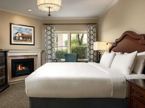 One - Bedroom General Vallejo King Suite with Sofa Bed and Patio - Fireplace/Garden View del hotel Fairmont Sonoma Mission Inn and Spa