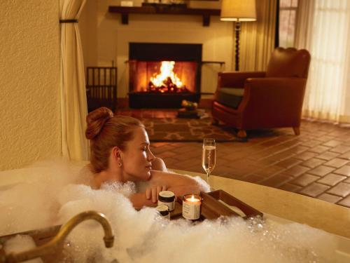 Mission Spa King Suite with Sofa Bed, Fireplace, Patio or Balcony, Jacuzzi and Garden View del hotel Fairmont Sonoma Mission Inn and Spa. Foto 3
