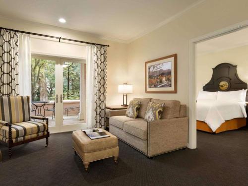 Signature One - Bedroom King Suite with Sofa Bed, Fireplace, Patio or Balcony, Jacuzzi and Garden View del hotel Fairmont Sonoma Mission Inn and Spa. Foto 1