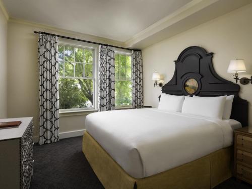 Signature One - Bedroom King Suite with Sofa Bed, Fireplace, Patio or Balcony, Jacuzzi and Garden View del hotel Fairmont Sonoma Mission Inn and Spa. Foto 2