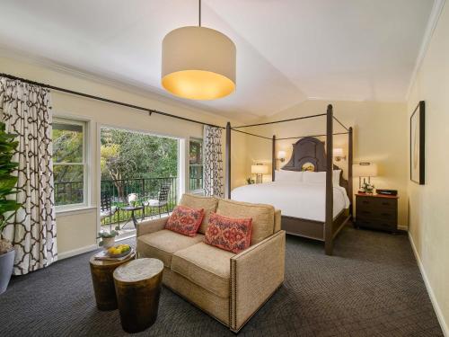 Vineyard King Suite with Sofa Bed, Fireplace, Balcony, Jacuzzi and Garden View del hotel Fairmont Sonoma Mission Inn and Spa. Foto 2