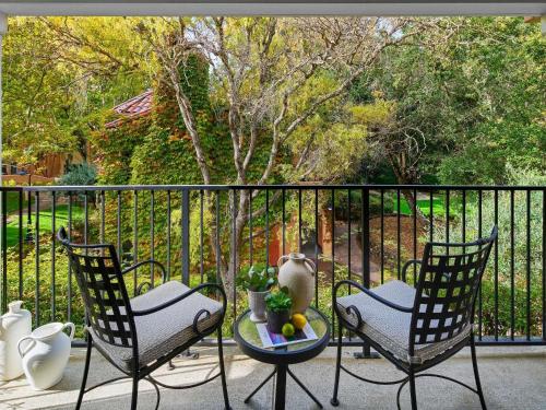Vineyard King Suite with Sofa Bed, Fireplace, Balcony, Jacuzzi and Garden View del hotel Fairmont Sonoma Mission Inn and Spa. Foto 4