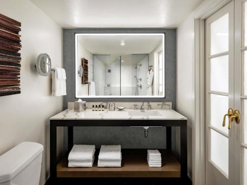 Deluxe King Room with Bath Tub - Garden View del hotel Fairmont Sonoma Mission Inn and Spa. Foto 1