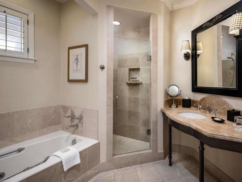 One - Bedroom King Suite with Bath Tub and Sofa Bed - Fireplace/Patio/Balcony/Garden View del hotel Fairmont Sonoma Mission Inn and Spa