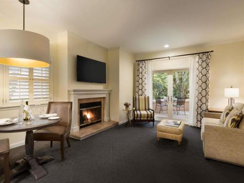 One - Bedroom King Suite with Bath Tub and Sofa Bed - Fireplace/Patio/Balcony/Garden View del hotel Fairmont Sonoma Mission Inn and Spa. Foto 2