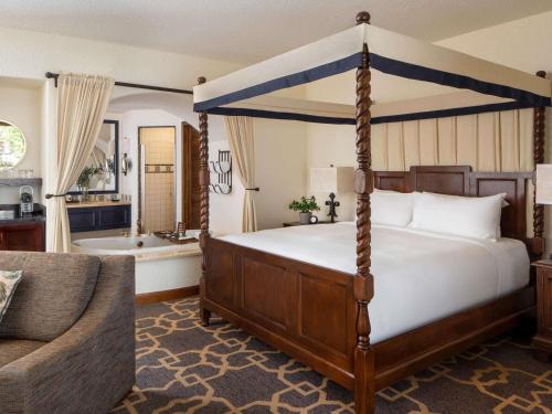 Mission Spa King Suite with Roll - In Shower and Spa Bathroom - Fireplace del hotel Fairmont Sonoma Mission Inn and Spa