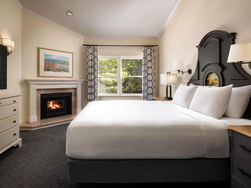 Jack London One - Bedroom King Suite with Sofa Bed, Fireplace, Balcony, Jacuzzi and Garden View del hotel Fairmont Sonoma Mission Inn and Spa. Foto 2