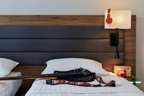 MOXY Sleeper Doble del hotel Moxy Vienna Airport. Foto 2
