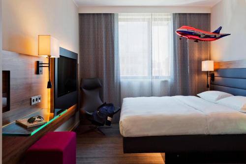 Habitación Moxy con cama grande del hotel Moxy Vienna Airport