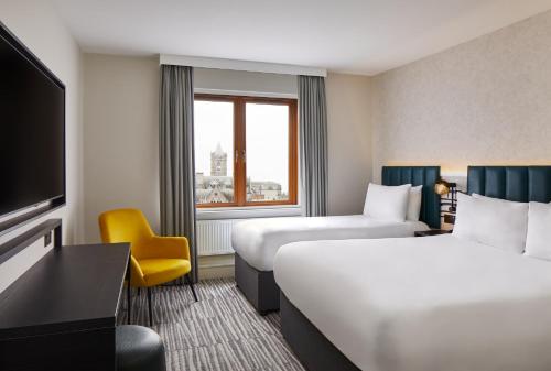 Habitación Triple con vistas del hotel Leonardo Dublin Christchurch. Foto 3