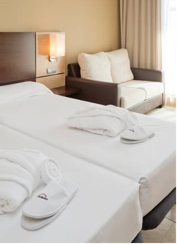 Habitación doble 2 camas del hotel Ilunion Calas de Conil