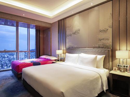 HABITACIÓN FAMILIAR PREMIUM DELUXE, Una Cama King con Una Cama Individual del hotel Pullman Yantai Center