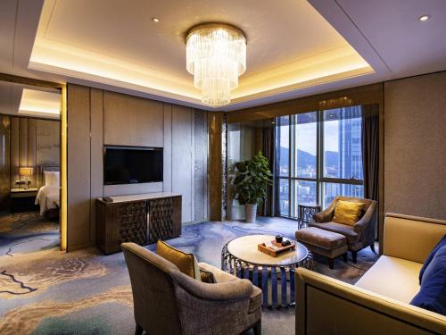 HABITACIÓN FAMILIAR PREMIUM DELUXE, Una Cama King con Una Cama Individual del hotel Pullman Yantai Center. Foto 1