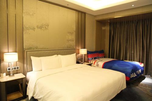HABITACIÓN FAMILIAR PREMIUM DELUXE, Una Cama King con Una Cama Individual del hotel Pullman Yantai Center. Foto 3