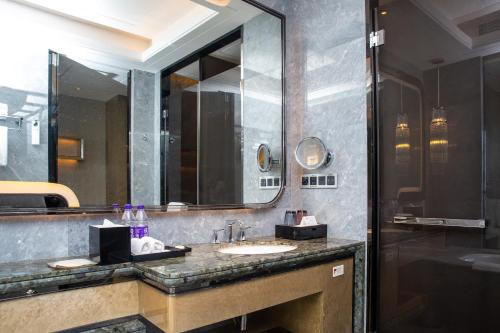 HABITACIÓN FAMILIAR PREMIUM DELUXE, Una Cama King con Una Cama Individual del hotel Pullman Yantai Center. Foto 4
