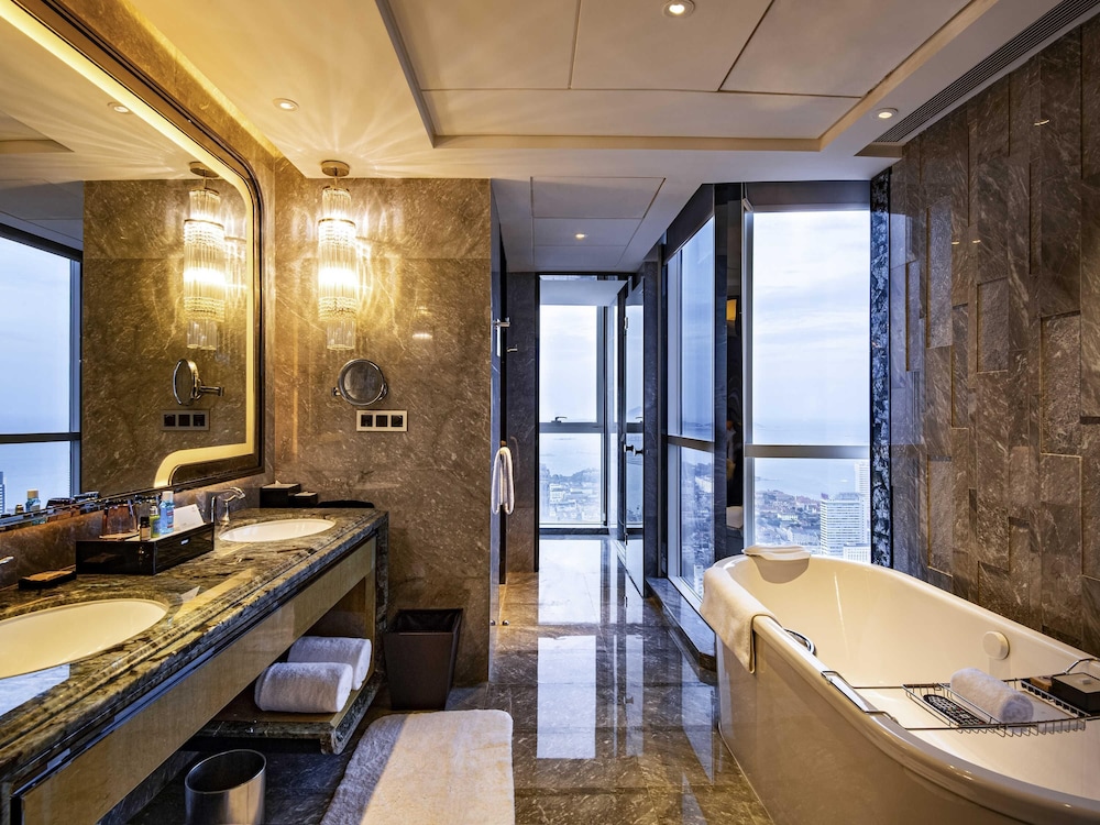 SUITE PREMIUM DELUXE, Una Cama King y Vistas al Mar del hotel Pullman Yantai Center