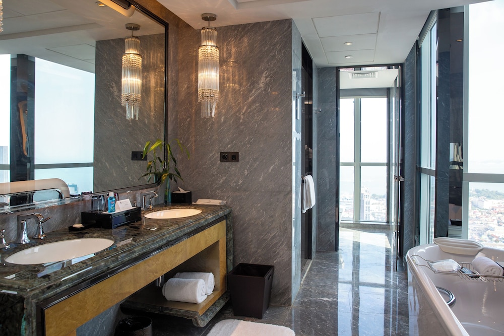 SUITE PREMIUM DELUXE, Una Cama King y Vistas al Mar del hotel Pullman Yantai Center. Foto 3