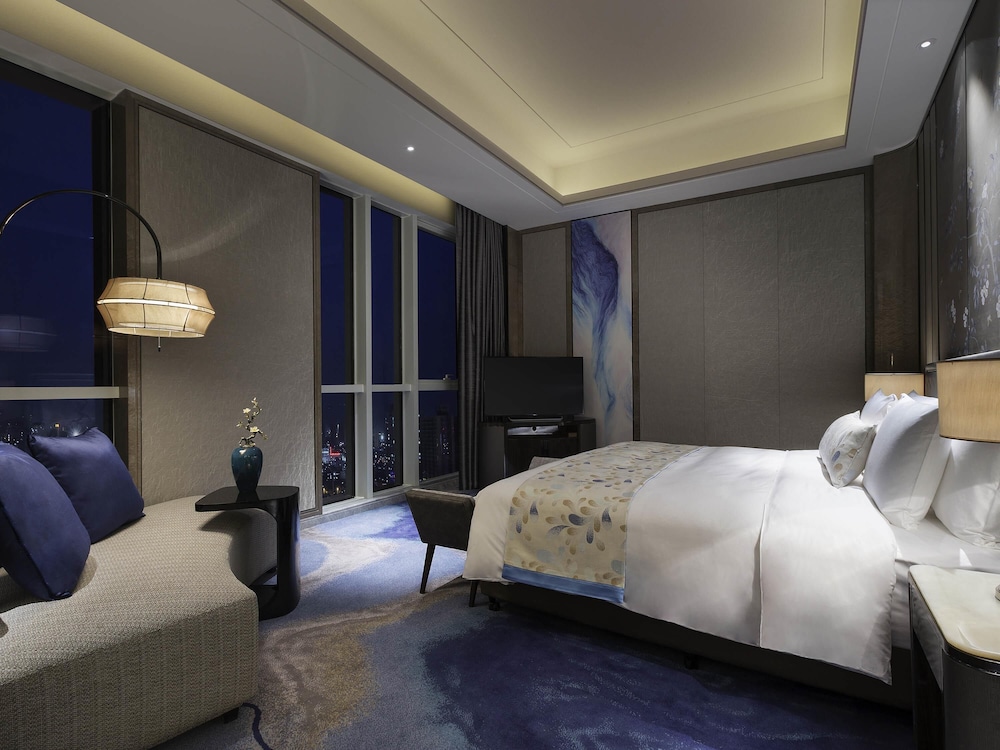 SUITE PREMIUM DELUXE, Una Cama King y Vistas al Mar del hotel Pullman Yantai Center. Foto 4