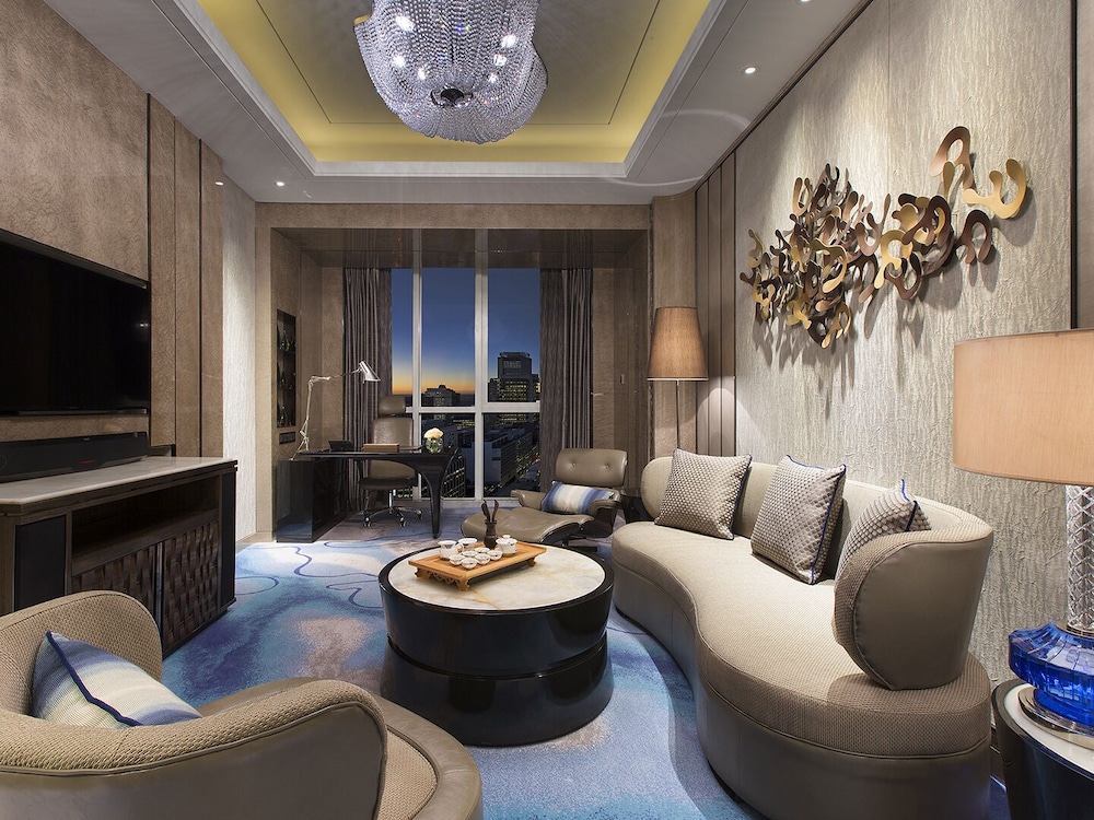 SUITE PREMIUM DELUXE, Una Cama King y Vistas al Mar del hotel Pullman Yantai Center. Foto 5