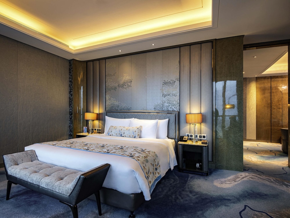 SUITE PREMIUM DELUXE, Una Cama King y Vistas al Mar del hotel Pullman Yantai Center. Foto 6