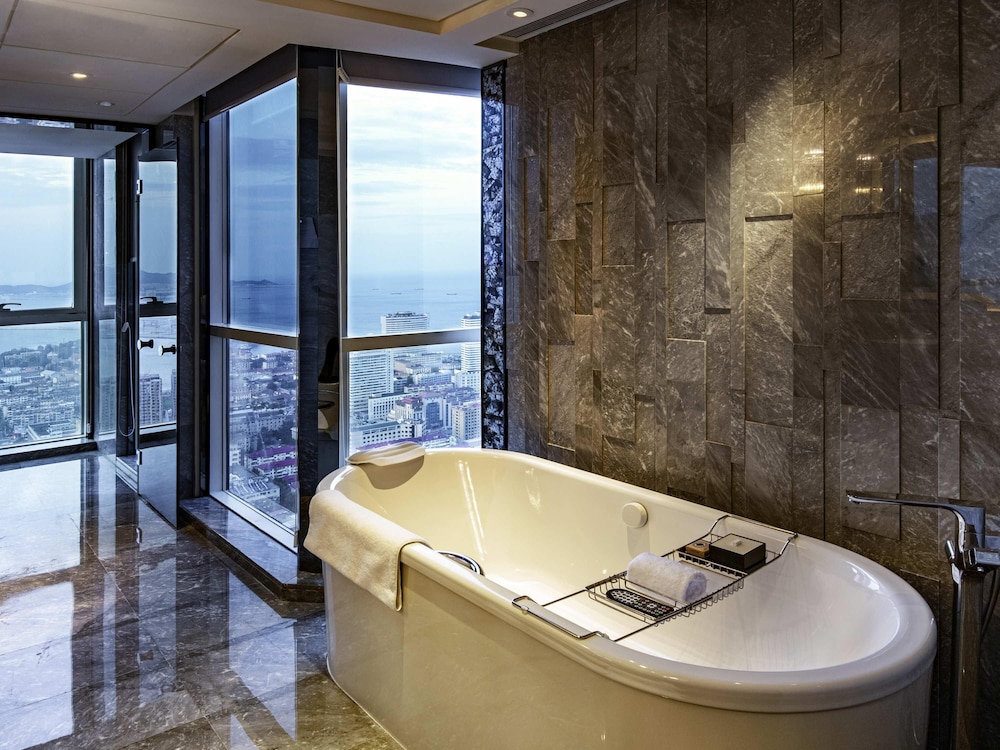 SUITE PREMIUM DELUXE, Una Cama King y Vistas al Mar del hotel Pullman Yantai Center. Foto 8