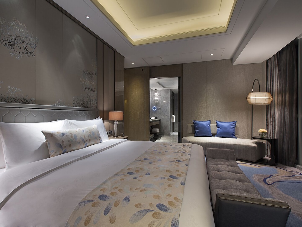SUITE PREMIUM DELUXE, Una Cama King y Vistas al Mar del hotel Pullman Yantai Center. Foto 9