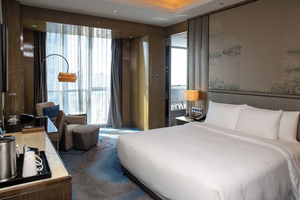HABITACIÓN SUPERIOR, Una Cama King, Vistas al Mar del hotel Pullman Yantai Center. Foto 1