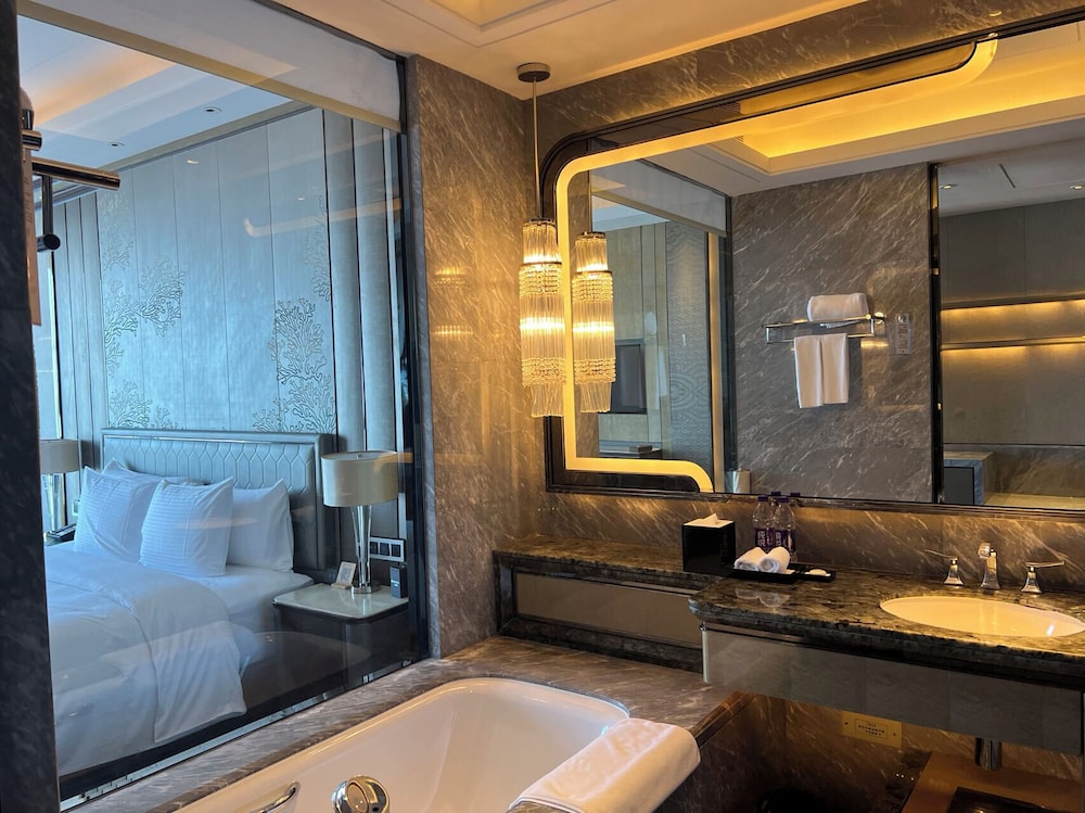 HABITACIÓN DELUXE, Una Cama King, Piso Alto y Vistas a la Ciudad del hotel Pullman Yantai Center. Foto 7