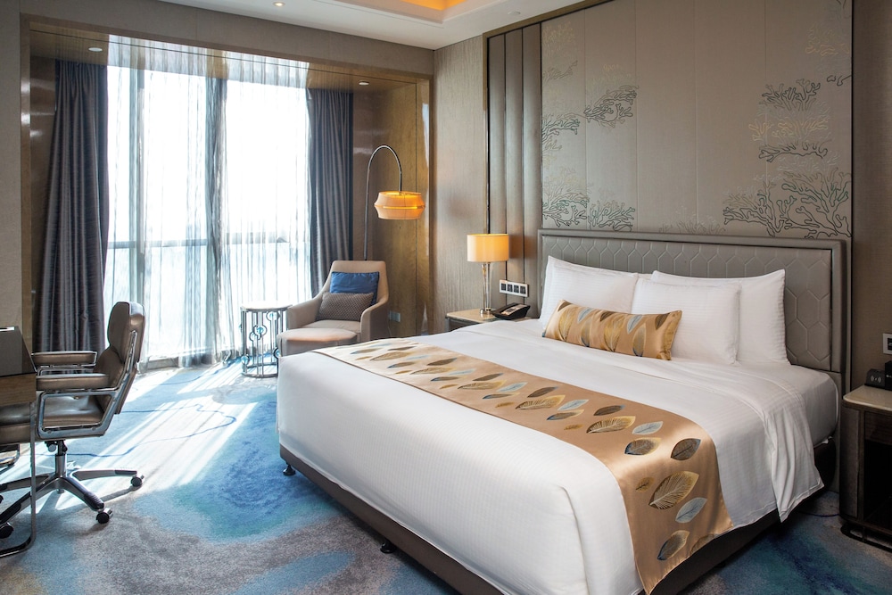 HABITACIÓN EJECUTIVA, Acceso al Salón, Una Cama King, Piso Alto y Vistas a la Ciudad del hotel Pullman Yantai Center