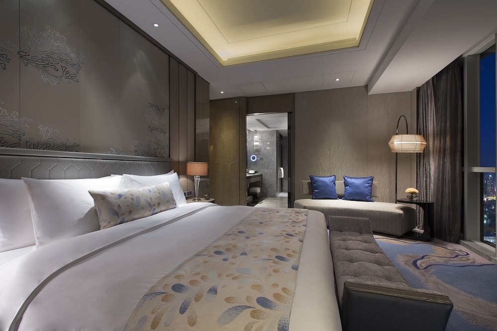 HABITACIÓN EJECUTIVA, Acceso al Salón, Una Cama King, Piso Alto y Vistas a la Ciudad del hotel Pullman Yantai Center. Foto 1