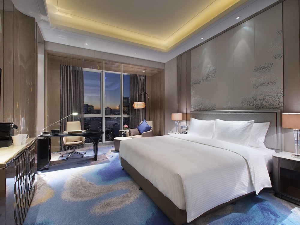 HABITACIÓN EJECUTIVA, Acceso al Salón, Una Cama King, Piso Alto y Vistas a la Ciudad del hotel Pullman Yantai Center. Foto 7