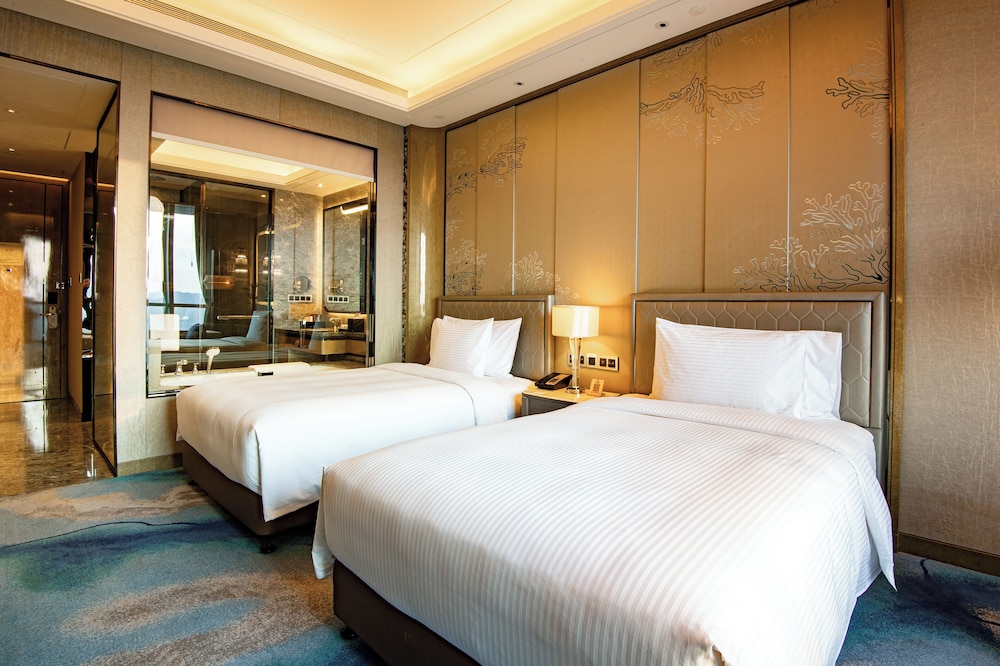 HABITACIÓN EJECUTIVA, Acceso al Salón, Dos Camas Individuales, Piso Alto, Vistas a la Ciudad del hotel Pullman Yantai Center. Foto 1