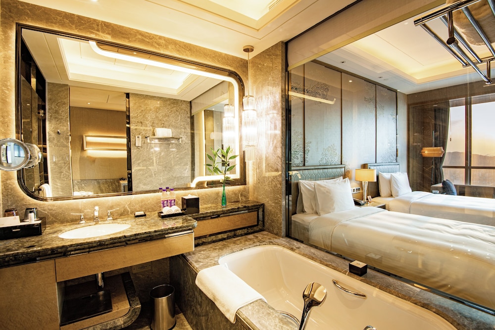 HABITACIÓN EJECUTIVA, Acceso al Salón, Dos Camas Individuales, Piso Alto, Vistas a la Ciudad del hotel Pullman Yantai Center. Foto 6