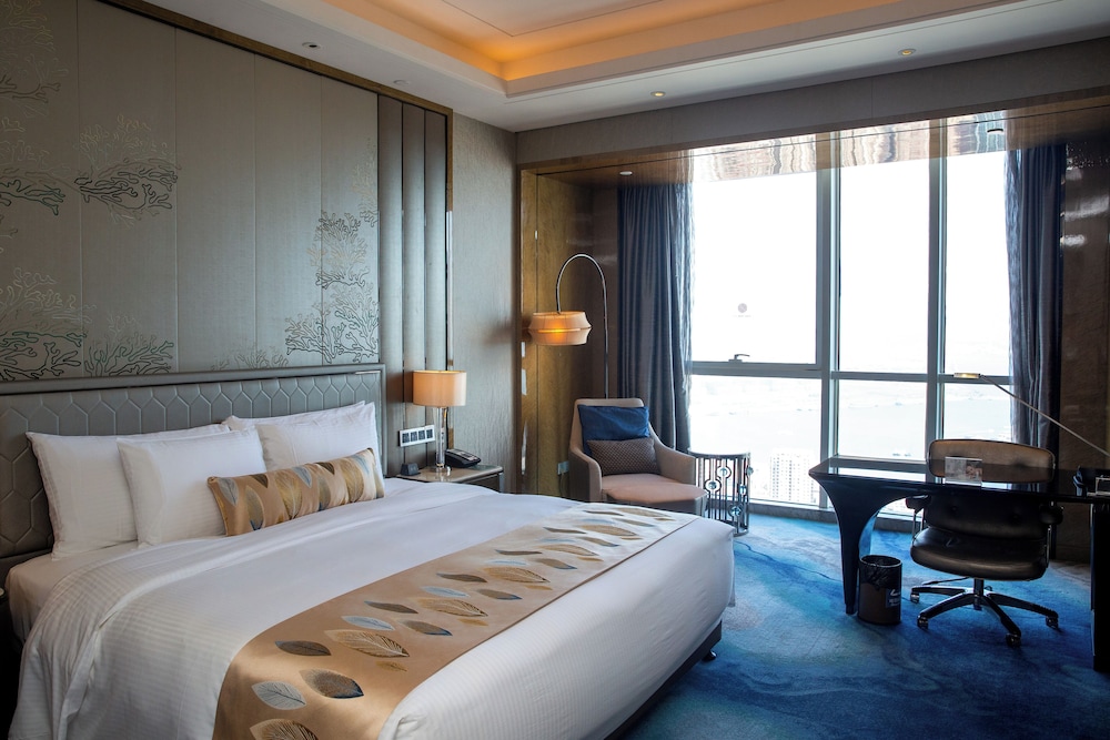 HABITACIÓN EJECUTIVA, Acceso al Salón, Una Cama King, Piso Alto y Vistas al Mar del hotel Pullman Yantai Center. Foto 3
