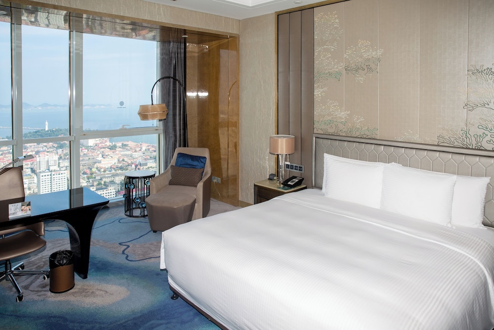 HABITACIÓN EJECUTIVA, Acceso al Salón, Una Cama King, Piso Alto y Vistas al Mar del hotel Pullman Yantai Center. Foto 4