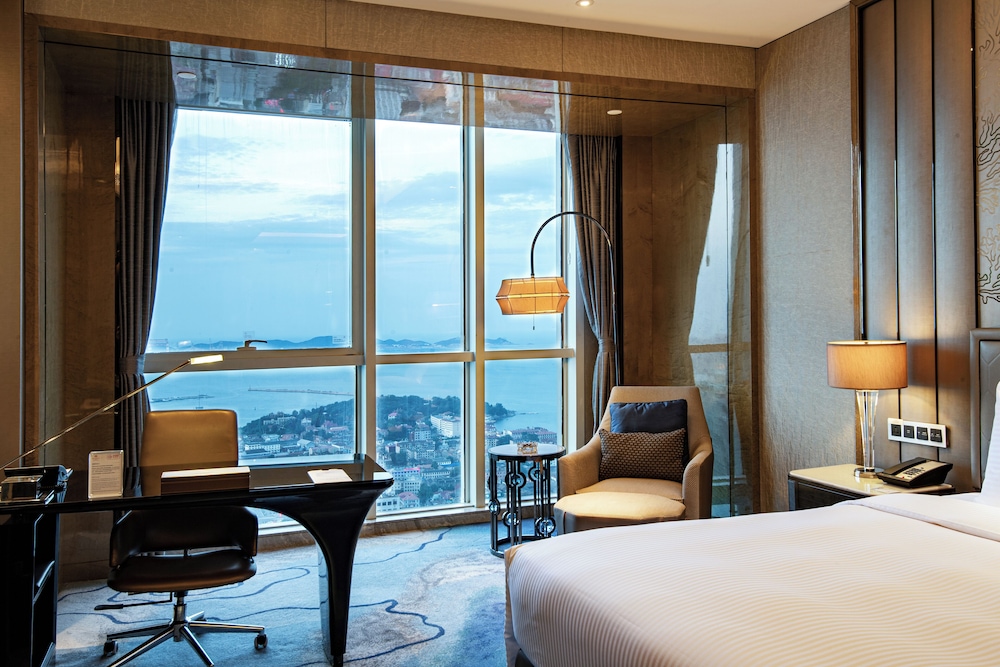 HABITACIÓN EJECUTIVA, Acceso al Salón, Una Cama King, Piso Alto y Vistas al Mar del hotel Pullman Yantai Center. Foto 7