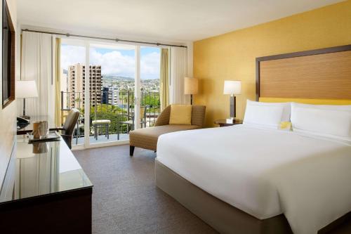 Habitación con cama extragrande y vistas a la ciudad del hotel Hilton Waikiki Beach. Foto 1