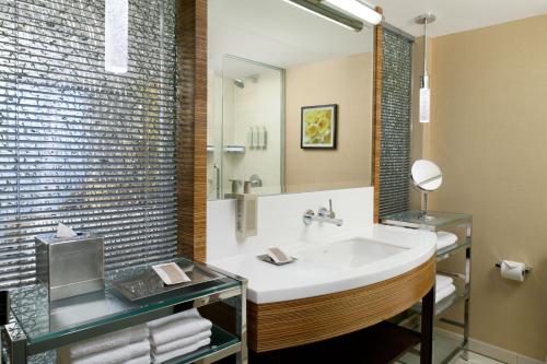Habitación Deluxe con cama extragrande y vistas al mar - Adaptada para personas de movilidad reducida del hotel Hilton Waikiki Beach. Foto 3