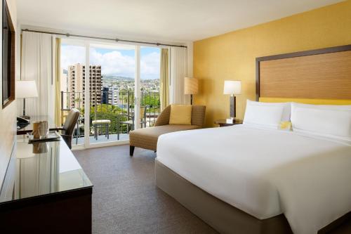 Habitación con cama extragrande y ducha a ras de suelo - Adaptada para personas con movilidad reducida del hotel Hilton Waikiki Beach. Foto 4