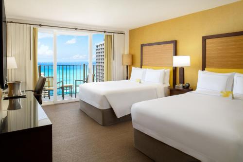 Habitación Premium con vistas al océano - 2 camas dobles del hotel Hilton Waikiki Beach. Foto 1