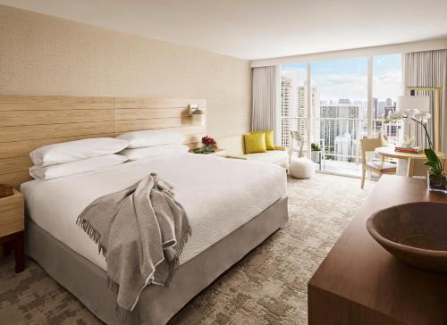 Alojamiento Waikiki con cama extragrande y vistas a la montaña del hotel Alohilani Resort Waikiki Beach. Foto 1