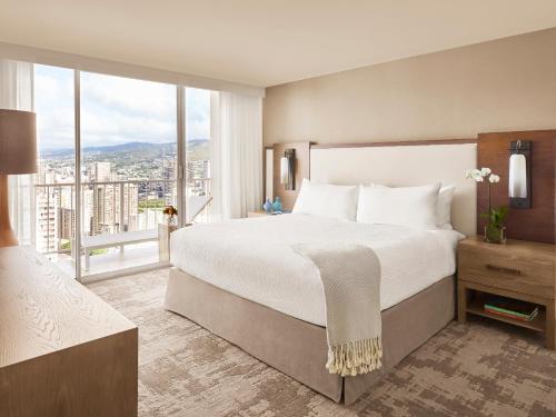 Alojamiento Waikiki con cama extragrande y vistas a la montaña del hotel Alohilani Resort Waikiki Beach. Foto 2
