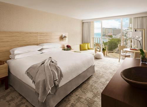 Alojamiento con cama extragrande y vistas al océano del hotel Alohilani Resort Waikiki Beach. Foto 1