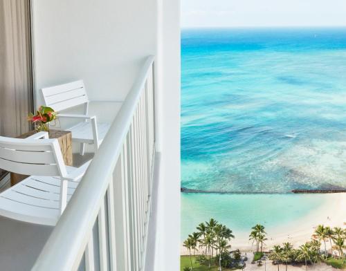 Alojamiento con cama extragrande y vistas al océano del hotel Alohilani Resort Waikiki Beach. Foto 4