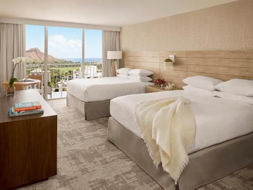 Alojamiento con 2 camas grandes y vistas al mar y Diamond Head del hotel Alohilani Resort Waikiki Beach. Foto 1