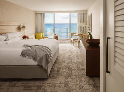 Alojamiento con cama extragrande y vistas al mar del hotel Alohilani Resort Waikiki Beach. Foto 1