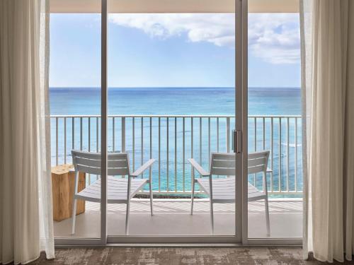 Alojamiento con cama extragrande y vistas al mar del hotel Alohilani Resort Waikiki Beach. Foto 2