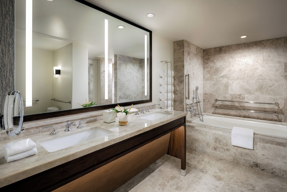 Habitación Deluxe, 1 cama King, accesible para personas con movilidad reducida, vistas al mar (Bañera con barras de apoyo) del hotel The Fairmont Kea Lani. Foto 4