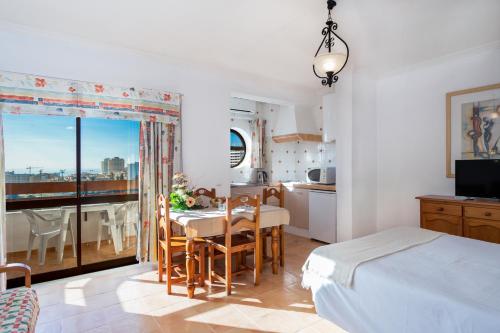 Estudio con balcón del hotel Mirachoro Portimao. Foto 1
